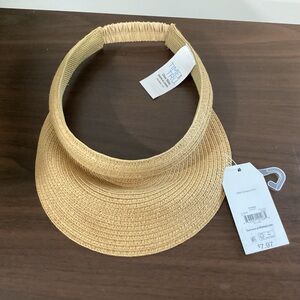 Time and tru woman straw shade hat. Sun, and beach hat with wide brim.